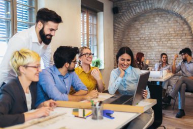 Modern ofis fikirleri tartışmak üzere toplantıya grup iş adamları