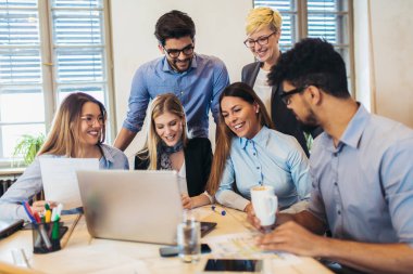 Modern ofis fikirleri tartışmak üzere toplantıya grup iş adamları