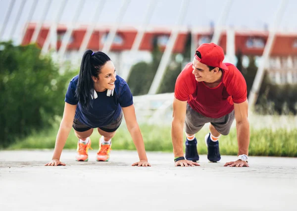 Happy Couple Doing Push Ups Outdoors Bridge — Stock Photo, Image