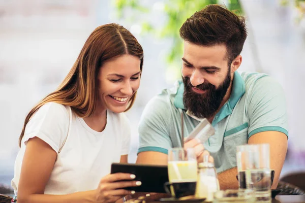 Schönes Paar Beim Kaffee Auf Einem Date Mit Digitalem Tablet — Stockfoto