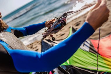 Wetsuits uçurtma donanımları için dalga köpüğü ile adam sufrers.