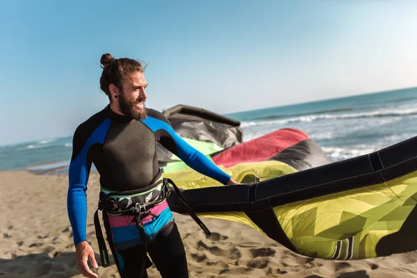 Knappe Blanke Man Professionele Surfer Staande Het Zandstrand Met Zijn — Stockfoto