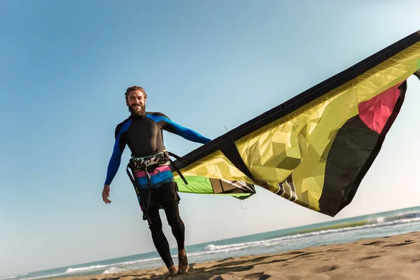 Bonito Homem Caucasiano Surfista Profissional Praia Areia Com Seu Papagaio — Fotografia de Stock