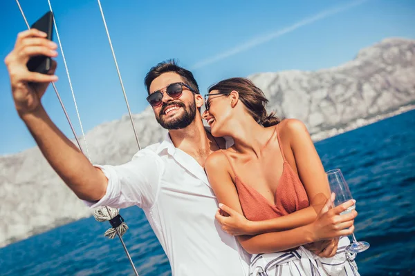 Verliebtes Paar Sommer Auf Einem Segelboot — Stockfoto