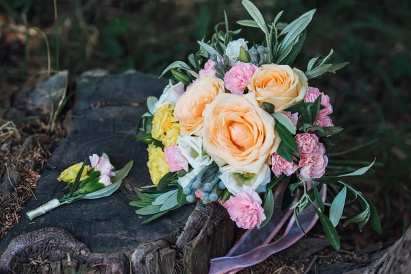 Ahşap kurullarında yalan güzel düğün buketi