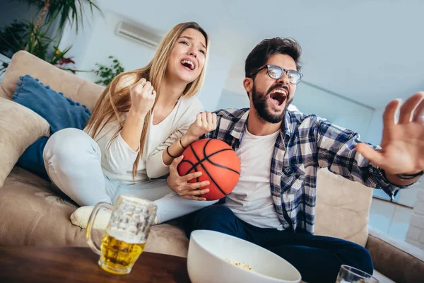 Pareja Está Viendo Partido Baloncesto Sofá Casa — Foto de Stock