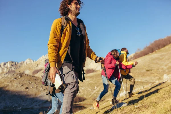 Περπατώντας Ένα Βουνό Φθινοπωρινή Μέρα Πεζοπόρο Ομάδα — Φωτογραφία Αρχείου