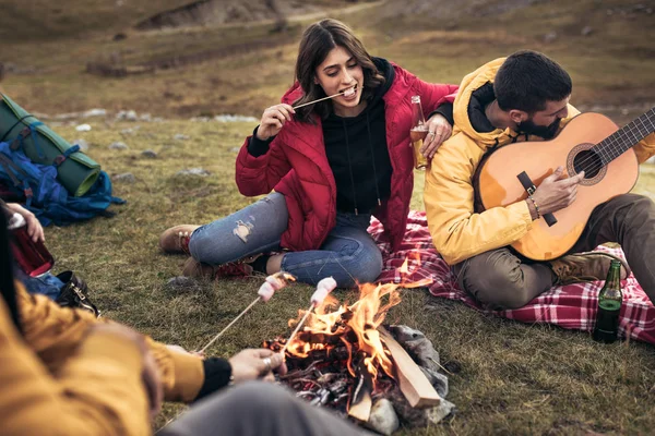 Grup Tineri Din Jurul Focului Tabără — Fotografie, imagine de stoc