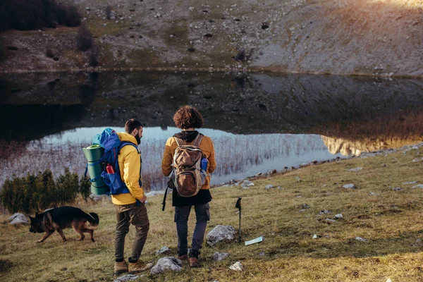 Escursionista Perso Guardando Strada Attraverso Mappa Durante Escursioni Nella Natura — Foto Stock