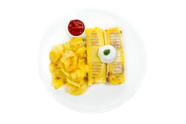 Bükülmüş sandviç tortilla saran jambon peynir sebze ve üzerinde beyaz izole Mısır tortilla cips ile rulo