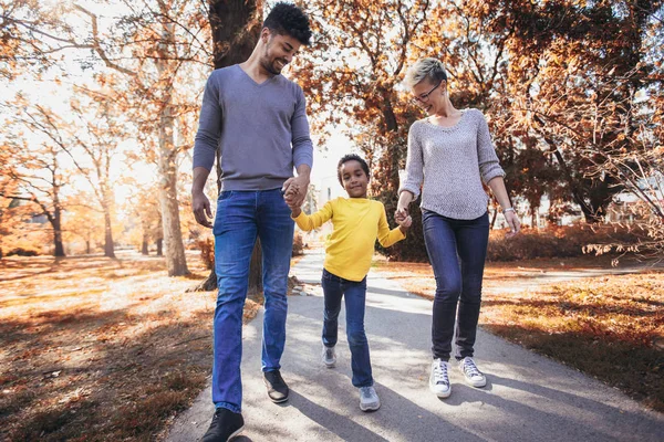 Feliz Jovem Mestiço Casal Passando Tempo Com Sua Filha Divertindo — Fotografia de Stock