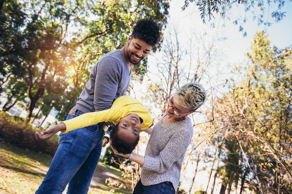 Feliz Joven Mixta Pareja Raza Pasar Tiempo Con Hija Divertirse — Foto de Stock