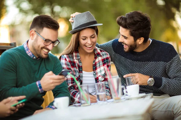 Group Four Friends Having Fun Coffee Together Two Women Two — Stock Photo, Image