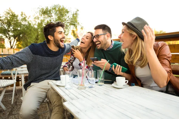 Groep Van Vier Vrienden Met Plezier Een Kopje Koffie Samen — Stockfoto