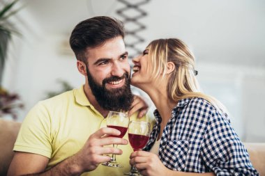 Şarap ile evde bir genç çift toasting, fotoğraf.