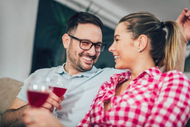 Şarap ile evde bir genç çift toasting, fotoğraf.