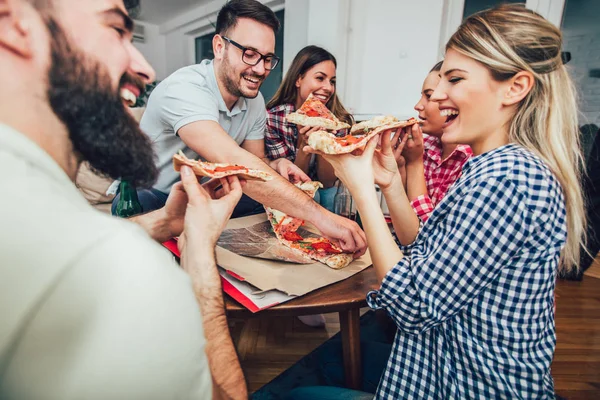 Grupa Młodych Przyjaciół Jedzących Pizzę Strona Domowa Koncepcja Fast Food — Zdjęcie stockowe