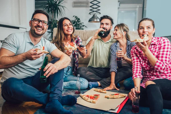 Grupo Jovens Amigos Comendo Pizza Home Partido — Fotografia de Stock