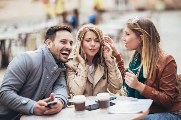 Grupo Tres Amigos Que Usan Teléfono Cafetería Aire Libre Día — Foto de Stock
