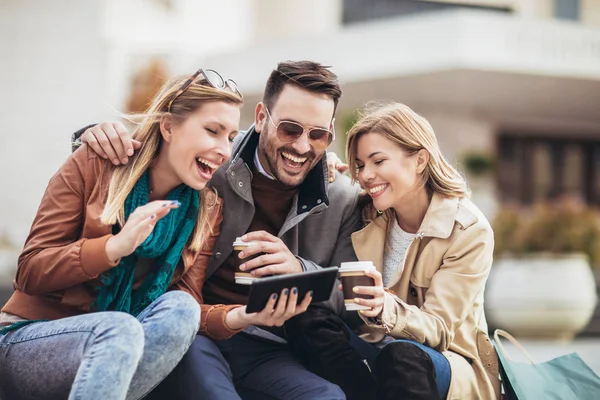 Group Smiling Friends Digital Tablet Outdoor — Stock Photo, Image