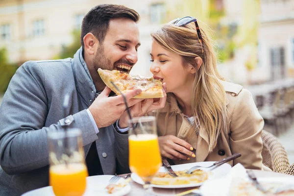 Beau Couple Amoureux Assis Dans Café Plein Air Manger Pizza — Photo