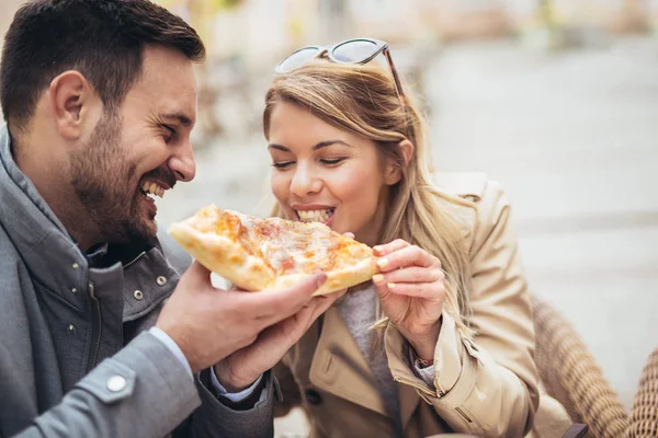 Mooie Verliefde Paar Zitten Outdoor Cafe Het Eten Van Pizza — Stockfoto