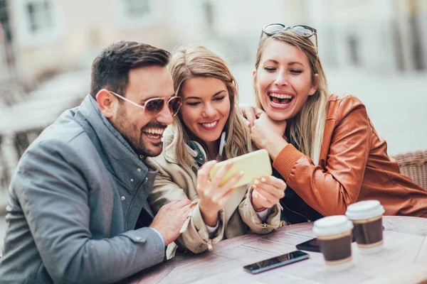 Grupo Tres Amigos Usando Teléfono Cafetería Aire Libre Día Soleado —  Fotos de Stock