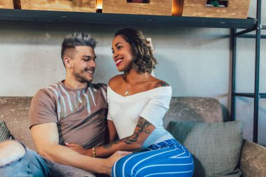 Romantik tarih kahve dükkanında sahip mutlu karışık yarış çift