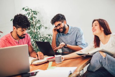 çok ırklı genç öğrenciler evde sınavlarına hazırlanıyor