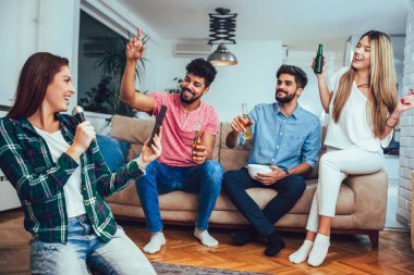 Evde karaoke oynarken çok ırklı arkadaş grubu