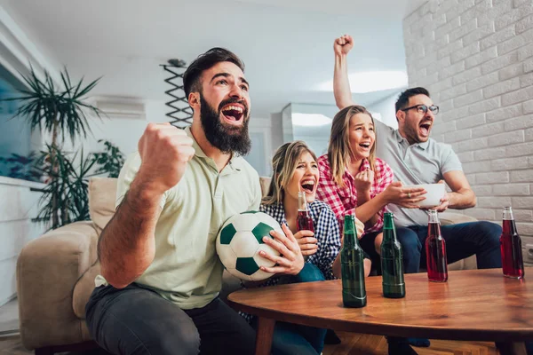 Amigos Felices Viendo Partidos Fútbol Juntos Casa —  Fotos de Stock