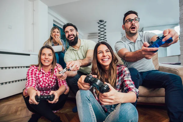 Gruppo Amici Che Giocano Videogiochi Insieme Casa — Foto Stock