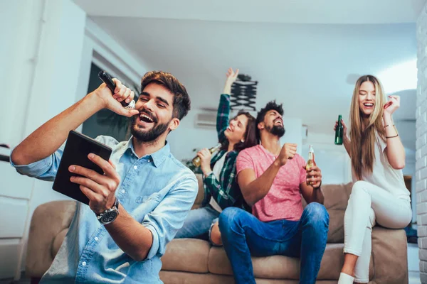 Grupo Jóvenes Amigos Multirraciales Jugando Karaoke Casa — Foto de Stock