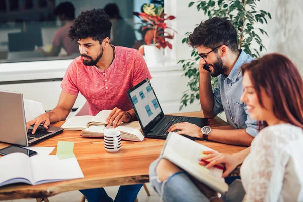 Jóvenes Estudiantes Multiétnicos Que Preparan Para Los Exámenes Casa — Foto de Stock