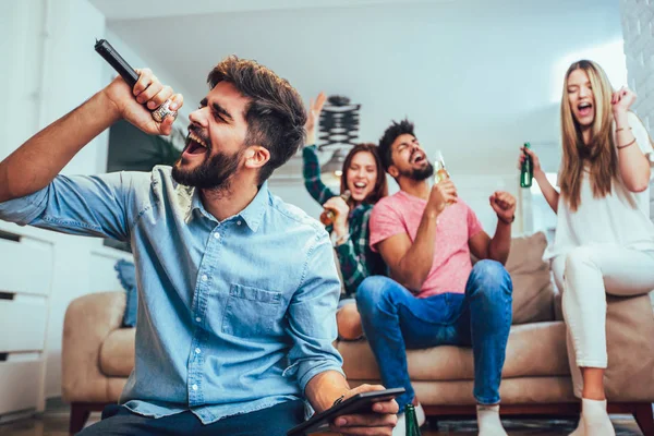 Gruppe Junger Multiethnischer Freunde Spielt Hause Karaoke — Stockfoto