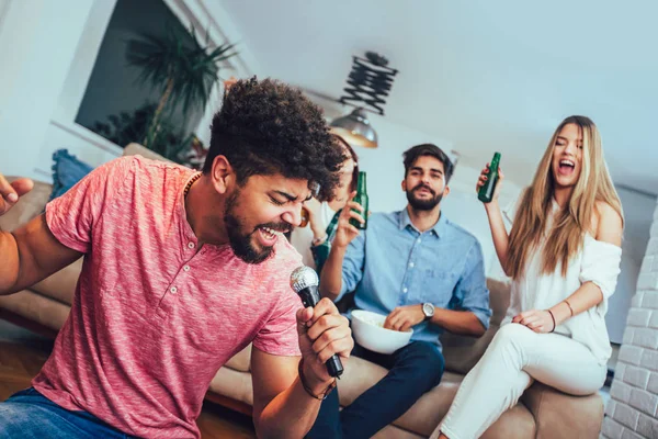 Grupo Amigos Multirraciales Jugando Karaoke Casa — Foto de Stock