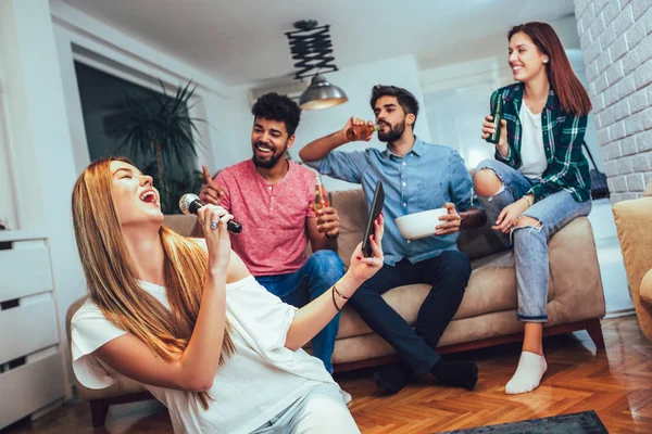 Evde Karaoke Oynarken Çok Irklı Arkadaş Grubu — Stok fotoğraf