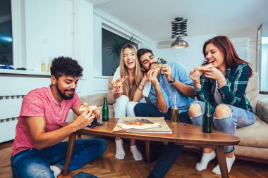 Pizza birlikte evde yemek çok ırklı genç arkadaşlar