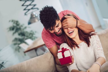Genç adam kadına evde sürpriz hediye vermek