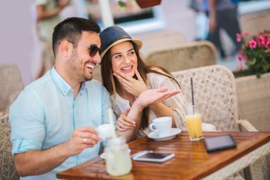 sevgi dolu çift kahve ve konuşma zevk kafede oturan