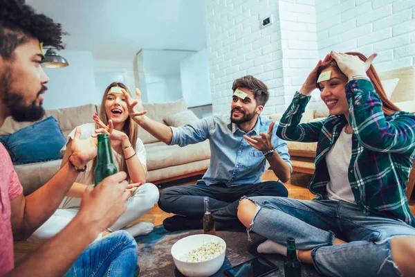 Grupo Amigos Multirraciales Jugando Juntos Casa — Foto de Stock