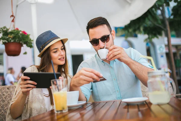 Junges Paar Kauft Online Ein Während Café Sitzt — Stockfoto