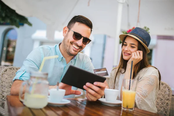 Feliz Casal Jovem Compras Line Enquanto Sentado Café — Fotografia de Stock