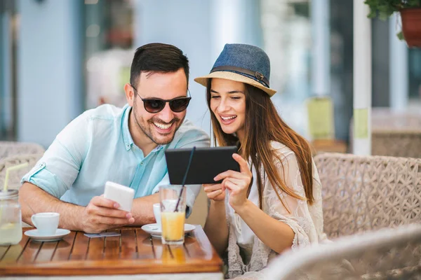 Feliz Casal Jovem Compras Line Enquanto Sentado Café — Fotografia de Stock