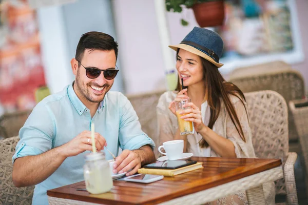 Liebespaar Sitzt Café Und Genießt Kaffee Und Gespräch — Stockfoto