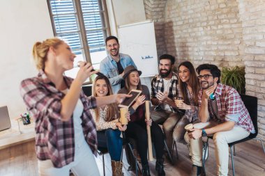 Takımın takım seminer şarkı karaoke oluşturma sırasında egzersiz eğitim iş adamları.