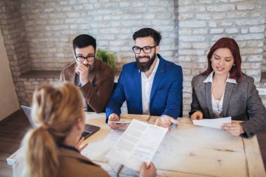 Güzel kadın işçiye iş görüşmesi sırasında gülümsüyor