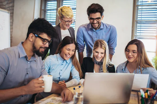 Modern ofis fikirleri tartışmak üzere toplantıya grup iş adamları