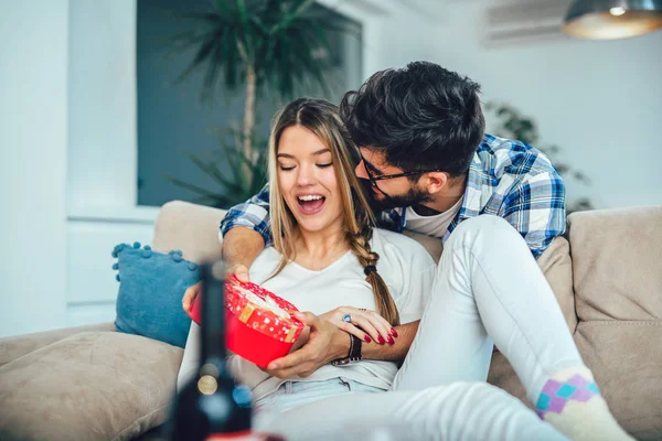 Man Surprising His Girlfriend Gift Couch Home Living Room — Stock Photo, Image