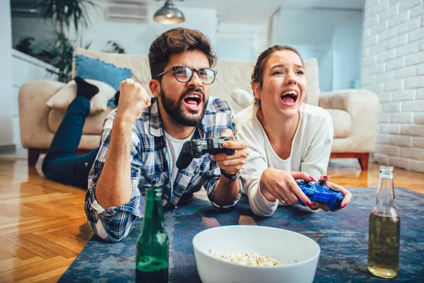 Linda Pareja Jugando Videojuegos Casa —  Fotos de Stock